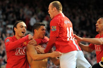 Manchester United's Portuguese player Cristiano Ronaldo (2L) celebrates with Manchester United's Bulgarian forward Dimitar Berbatov (L), Manchester United's English forward Wayne Rooney (2R) and Manchester United's English defender Rio Ferdinand (R) after
