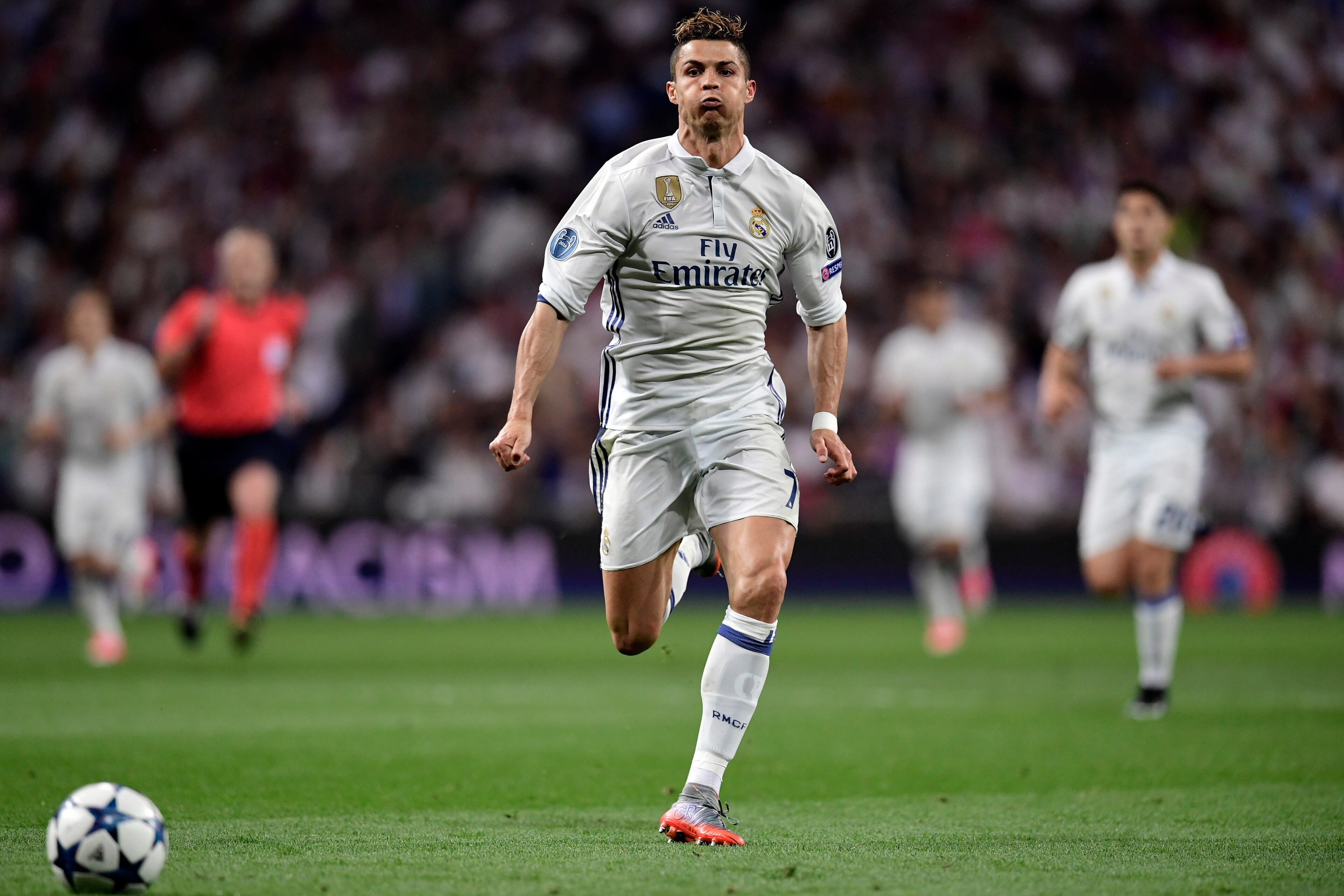 TOPSHOT - Real Madrid's Portuguese forward Cristiano Ronaldo runs for the ball during the UEFA Champions League semifinal first leg football match Real Madrid CF vs Club Atletico de Madrid at the Santiago Bernabeu stadium in Madrid, on May 2, 2017. / AFP TOPSHOT - Real Madrid's Portuguese forward Cristiano Ronaldo runs for the ball during the UEFA Champions League semifinal first leg football match Real Madrid CF vs Club Atletico de Madrid at the Santiago Bernabeu stadium in Madrid, on May 2, 2017. / AFP