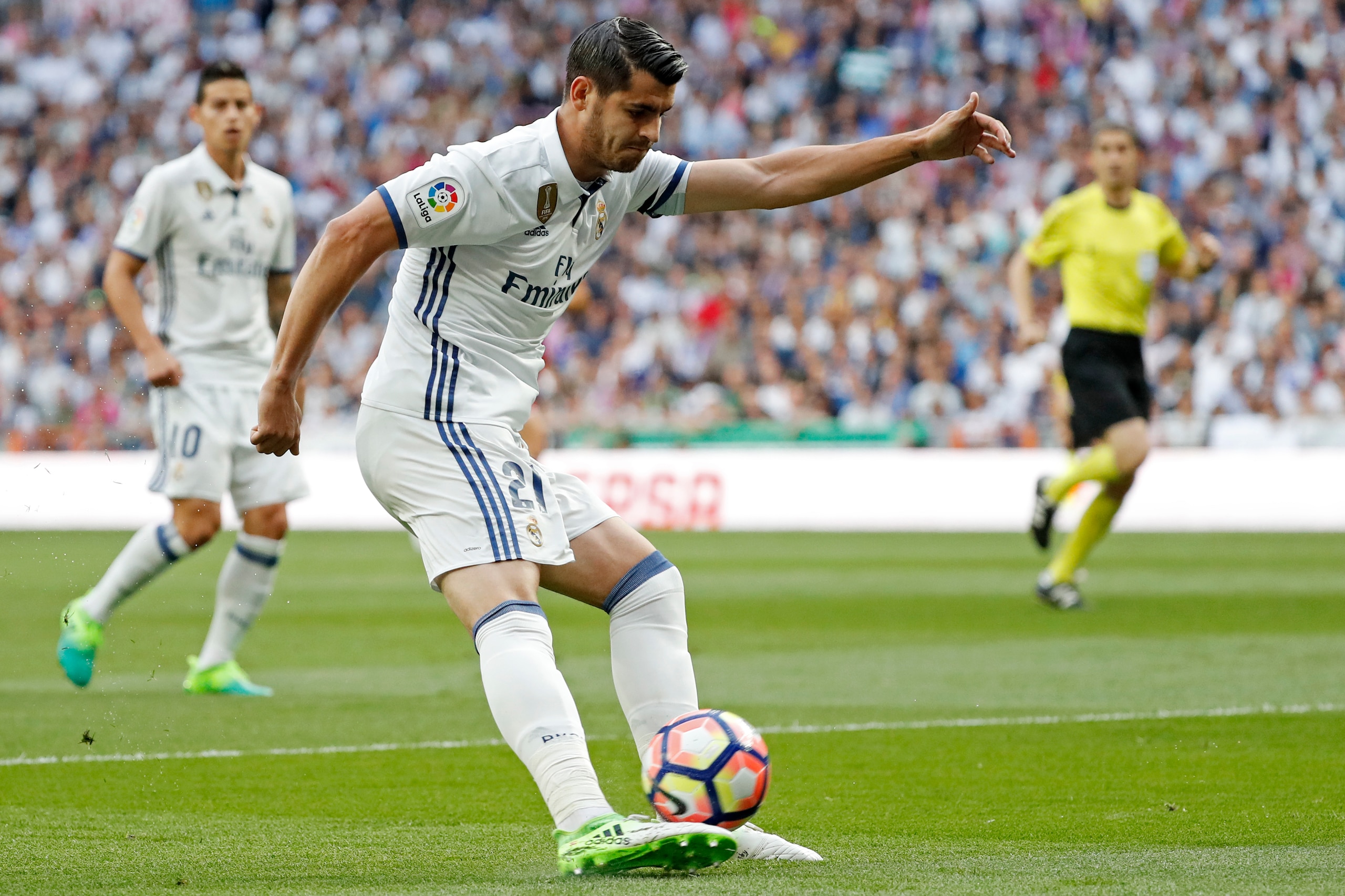 MADRID, SPAIN - MAY 14: Alvaro Morata of Real Madrid controls the ball during the La Liga match between Real Madrid CF and Sevilla CF at Estadio Santiago Bernabeu on May 14, 2017 in Madrid, Spain. (Photo by TF-Images/Getty Images)