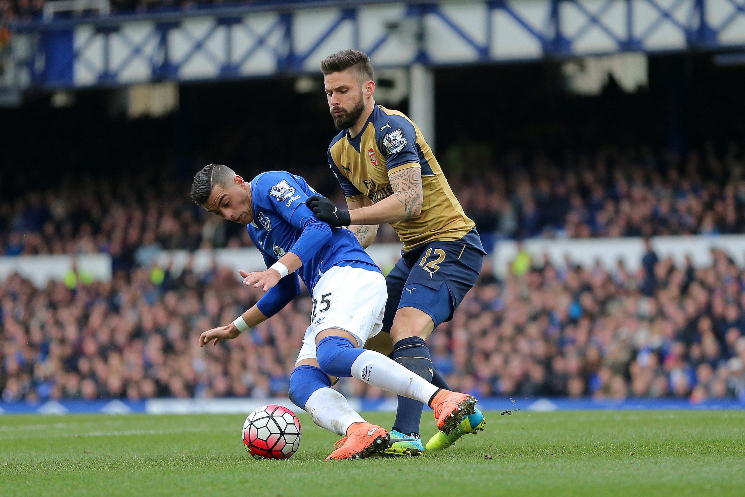 LIVERPOOL, ENGLAND - MARCH 19: Ramiro Funes Mori of Everton and Olivier Giroud of Arsenal during the Barclays Premier League match between Everton and Arsenal at Goodison Park on March 19, 2016 in Liverpool, England.  (Photo by James Baylis - AMA/Getty Im