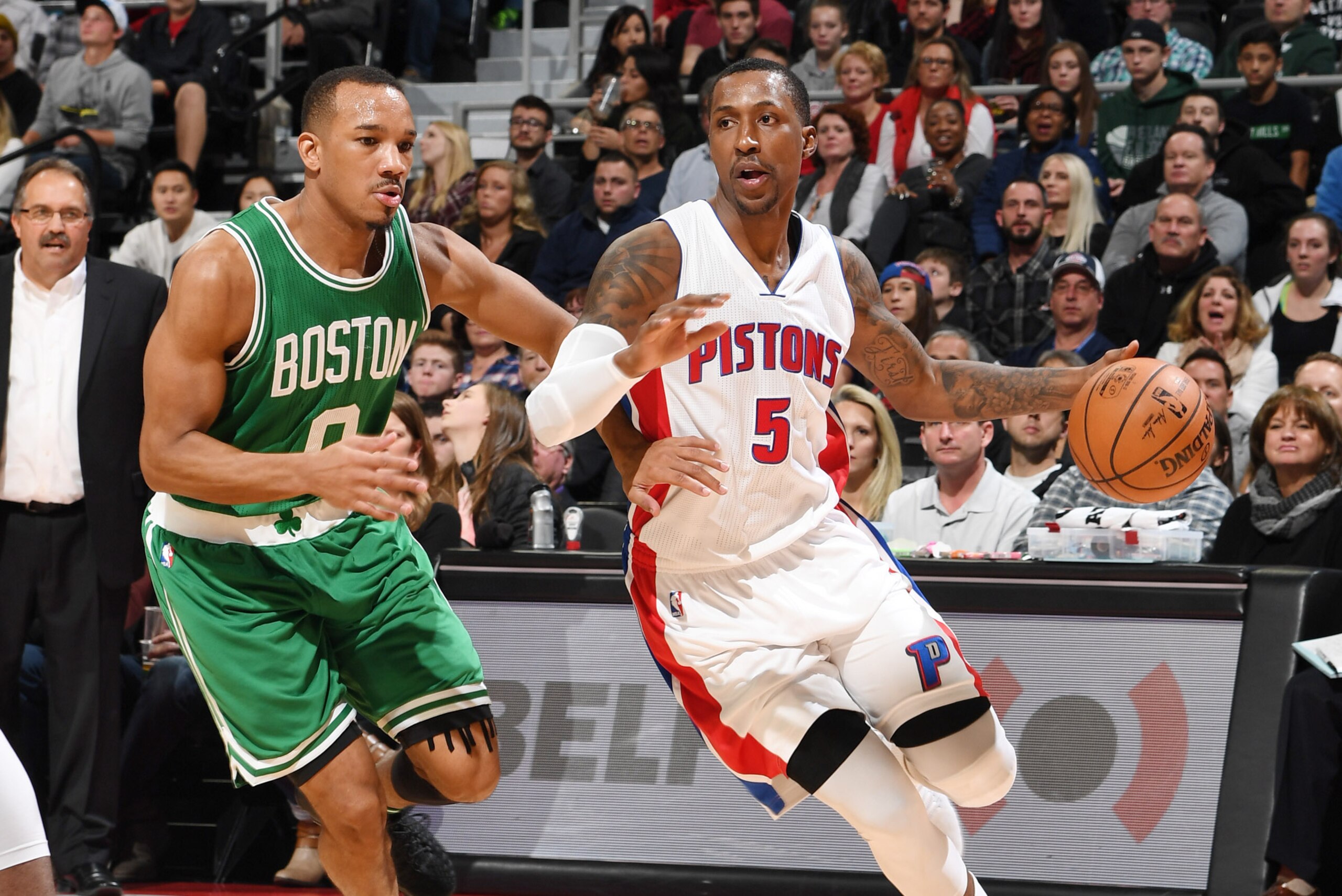 DETROIT, MI - NOVEMBER 19:  Kentavious Caldwell-Pope #5 of the Detroit Pistons drives to the basket against Avery Bradley #0 of the Boston Celtics during the game on November 19, 2016 at The Palace of Auburn Hills in Auburn Hills, Michigan. NOTE TO USER: 