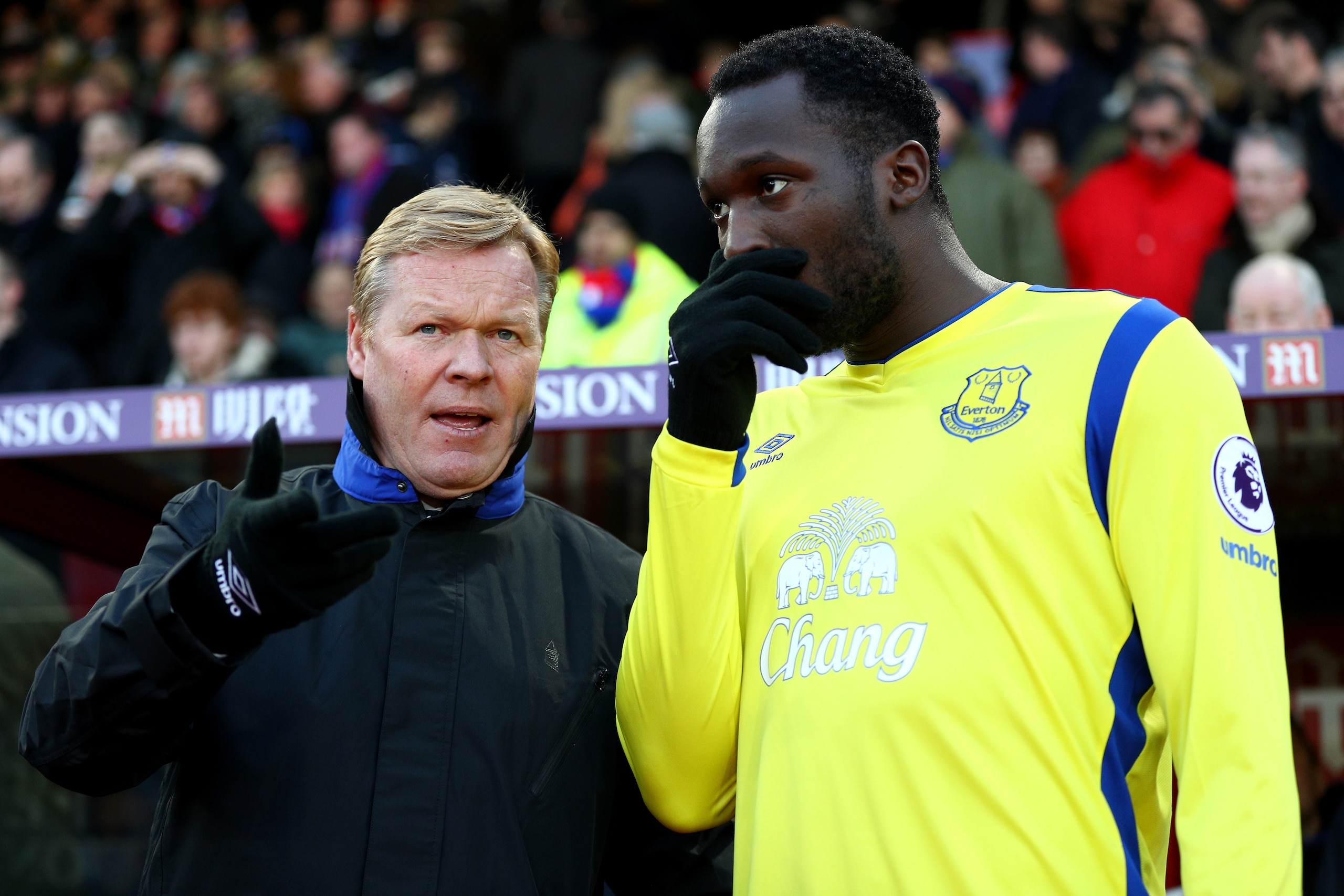 LONDON, ENGLAND - JANUARY 21: Ronald Koeman, Manager of Everton (L) speaks to Romelu Lukaku of Everton (R) prior to the Premier League match between Crystal Palace and Everton at Selhurst Park on January 21, 2017 in London, England. (Photo by Ian Walton/ LONDON, ENGLAND - JANUARY 21: Ronald Koeman, Manager of Everton (L) speaks to Romelu Lukaku of Everton (R) prior to the Premier League match between Crystal Palace and Everton at Selhurst Park on January 21, 2017 in London, England. (Photo by Ian Walton/