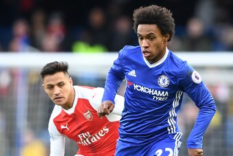 LONDON, ENGLAND - FEBRUARY 04:  Willian of Chelsea is challenged by Alexis Sanchez of Arsenal during the Premier League match between Chelsea and Arsenal at Stamford Bridge on February 4, 2017 in London, England.  (Photo by Mike Hewitt/Getty Images)