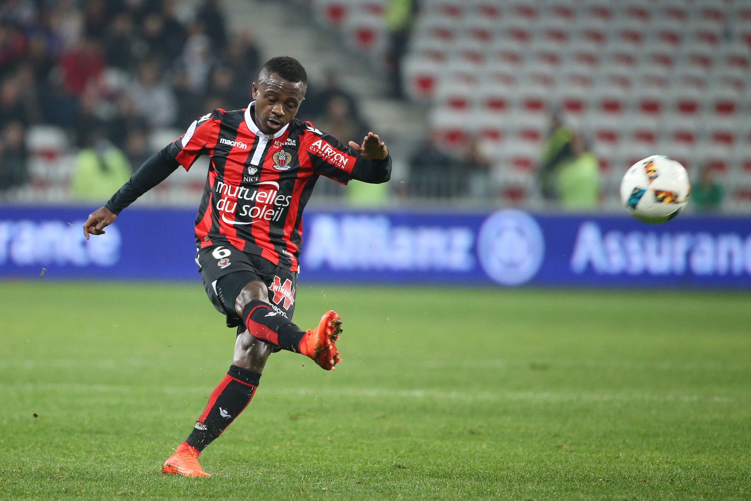 NICE, FRANCE - FEBRUARY 24: Jean Seri of Nice in action during the French Ligue 1 match between OGC Nice and Monptellier Herault SC at Allianz Riviera stadium on February 24, 2017 in Nice, France. (Photo by Jean Catuffe/Getty Images