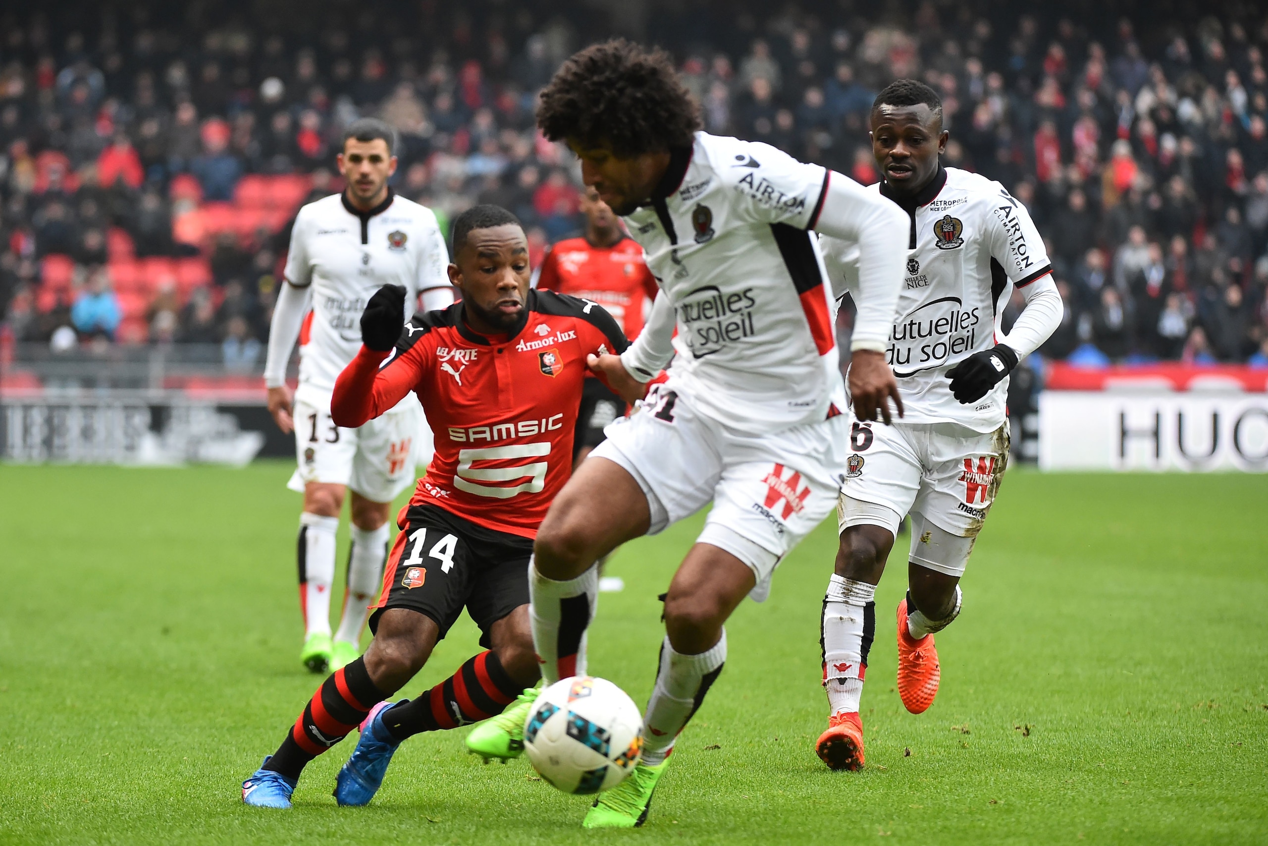 Rennes' French forward Aldo Kalulu Kyatengwa  (L) vies for the ball with Nice's Portuguese defender Ricardo Pereira (C) and Nice's Ivorian midfielder Jean Michael Seri (R) during the French L1 football match between Rennes (Stade Rennais FC) and  Nice (OG