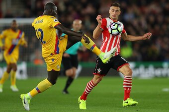 SOUTHAMPTON, ENGLAND - APRIL 05:  Mamadou Sakho of Crystal Palace (L) and Dusan Tadic of Southampton (R) battle for possession during the Premier League match between Southampton and Crystal Palace at St Mary's Stadium on April 5, 2017 in Southampton, Eng