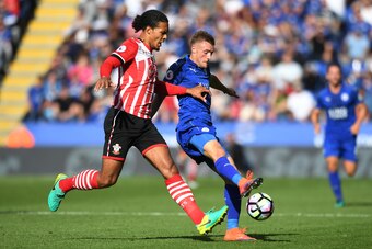 LEICESTER, ENGLAND - OCTOBER 02: Virgil van Dijk of Southampton (L) and Jamie Vardy of Leicester City (R) battle for possession during the Premier League match between Leicester City and Southampton at The King Power Stadium on October 2, 2016 in Leiceste