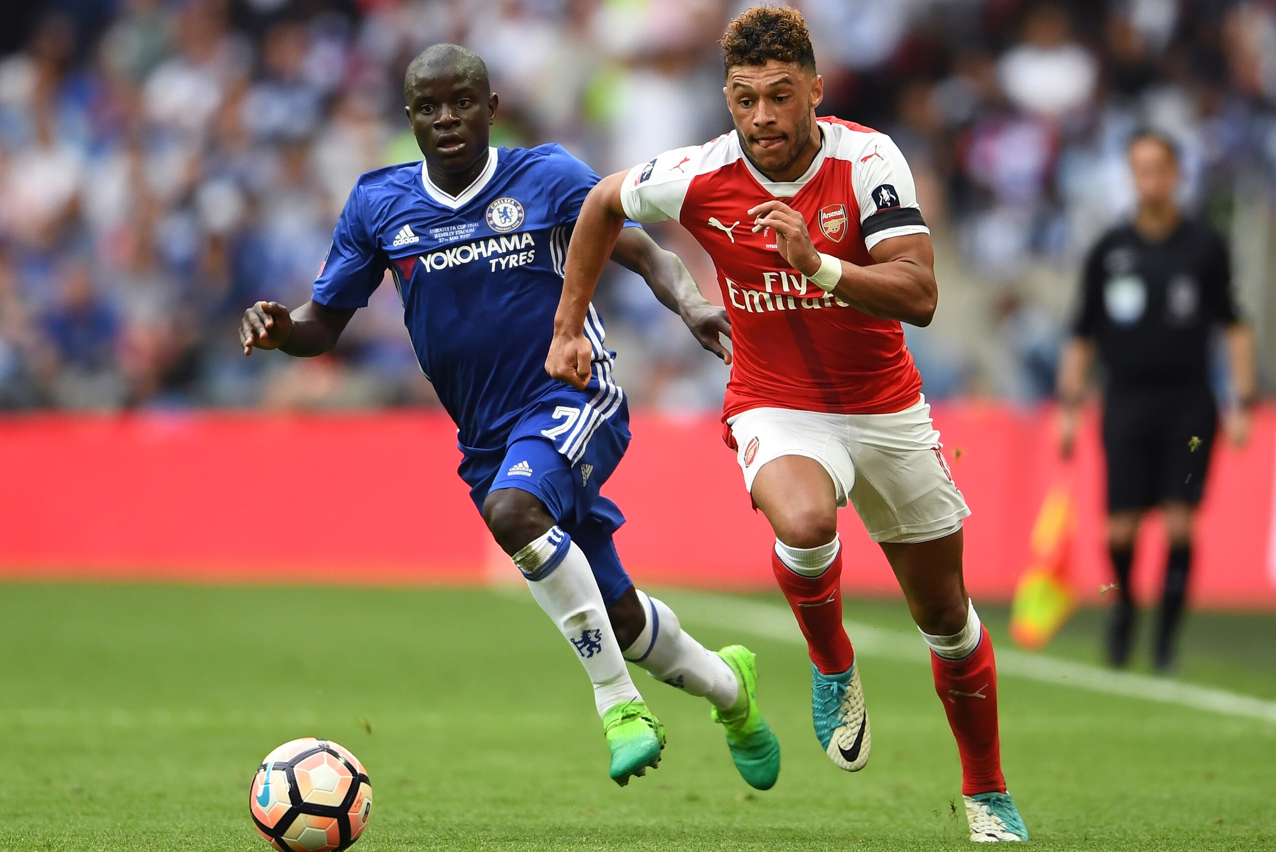 LONDON, ENGLAND - MAY 27:  N'Golo Kante of Chelsea and Alex Oxlade-Chamberlain of Arsenal race for the ball during The Emirates FA Cup Final between Arsenal and Chelsea at Wembley Stadium on May 27, 2017 in London, England.  (Photo by Laurence Griffiths/G