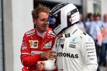 Mercedes' Finnish driver Valtteri Bottas (R) and Ferrari's German driver Sebastian Vettel  talk after the qualifying session of the Formula One Austria Grand Prix at the Red Bull Ring in Spielberg, on July 8, 2017. / AFP PHOTO / JURE MAKOVEC        (Photo