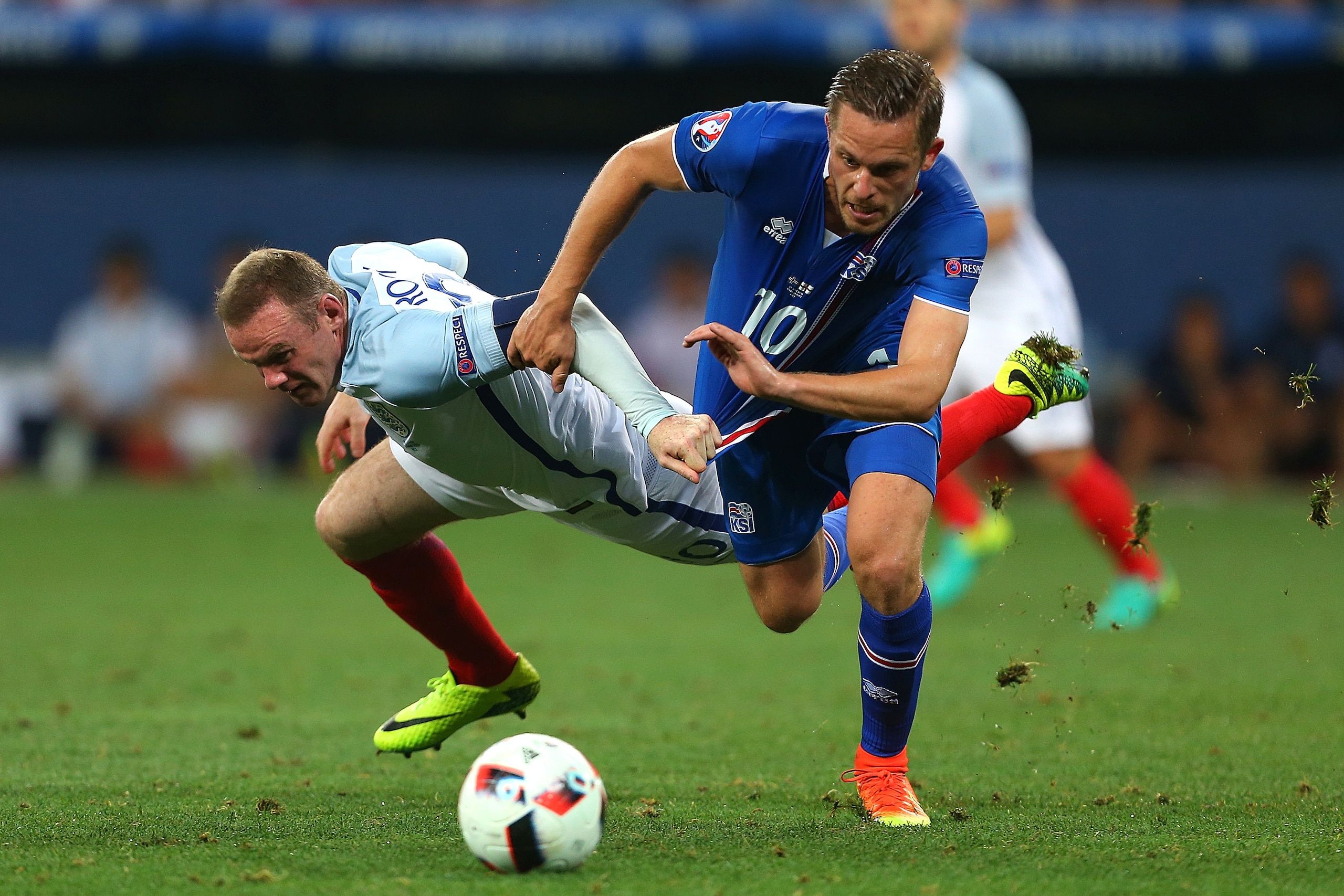NICE, FRANCE - JUNE 27:  Gylfi Sigurdsson of Iceland tangles with Wayne Rooney of England during the UEFA Euro 2016 Round of 16 match between England and Iceland at Allianz Riviera Stadium on June 27, 2016 in Nice, France.  (Photo by Catherine Ivill - AMA