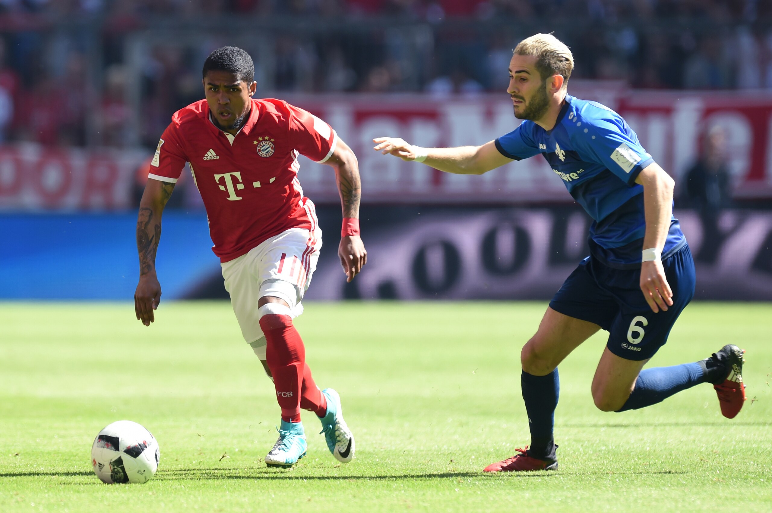 Bayern Munich's Brazilian midfielder Douglas Costa (L) and Darmstadt's Bosnian midfielder Mario Vrancic (R) vie for the ball during the German First division Bundesliga football match between FC Bayern Munich and SV Darmstadt 98 in Munich, southern German