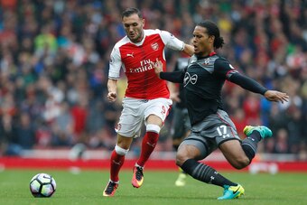Arsenal's Spanish striker Lucas Perez (L) vies with Southampton's Dutch defender Virgil van Dijk during the English Premier League football match between Arsenal and Southampton at The Emirates Stadium in London, on September 10, 2016. / AFP / IKIMAGES / 