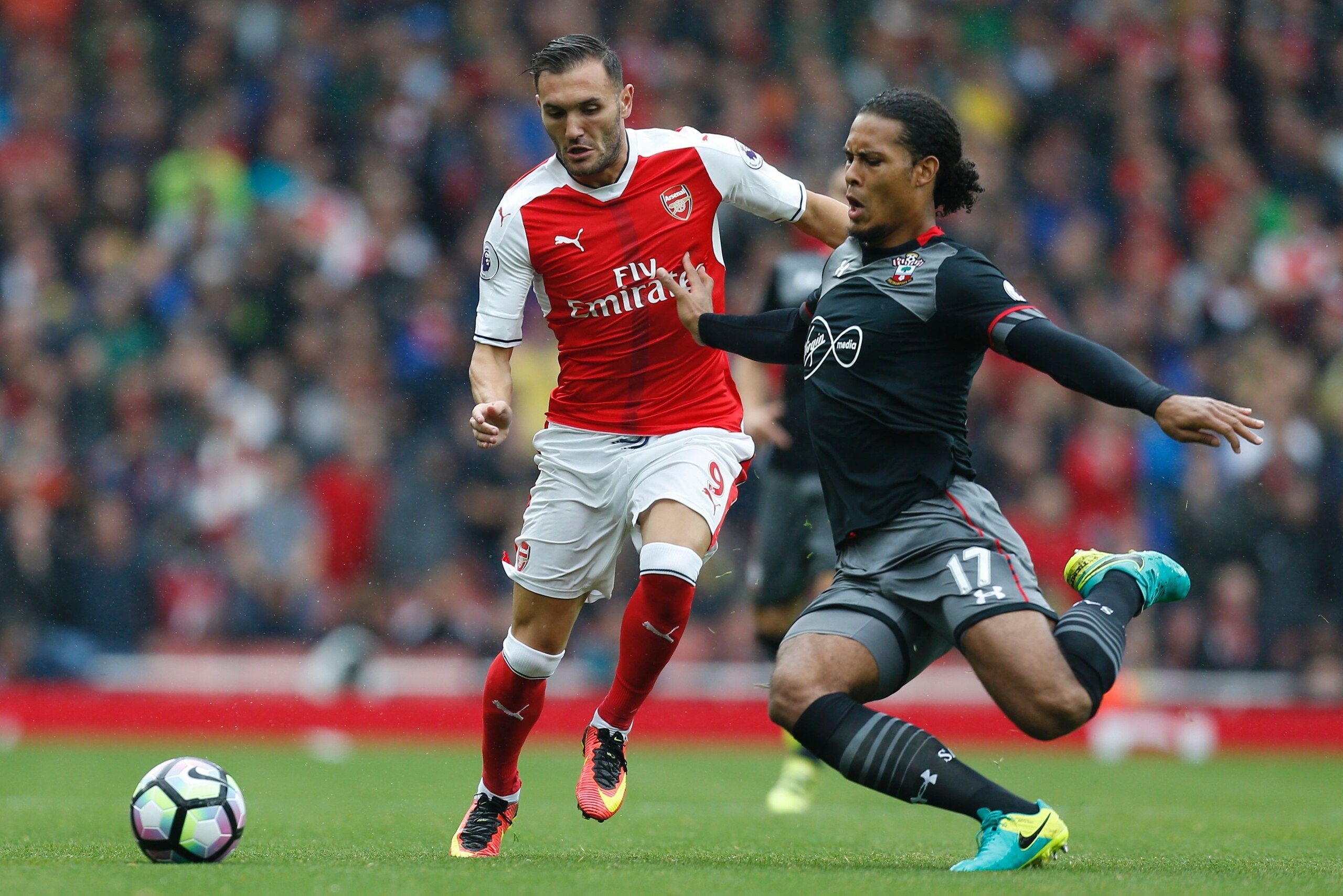 Arsenal's Spanish striker Lucas Perez (L) vies with Southampton's Dutch defender Virgil van Dijk during the English Premier League football match between Arsenal and Southampton at The Emirates Stadium in London, on September 10, 2016. / AFP / IKIMAGES / 