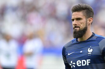 PARIS, FRANCE - JUNE 13:  Olivier Giroud of France reacts during warmup before the International friendly match between France and England at Stade de France on June 13, 2017 in Paris, France.  (Photo by Aurelien Meunier/Getty Images)