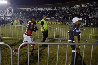 RIO DE JANEIRO, BRAZIL - JULY 08: Flamengo players leave the field escorted by police after the match between Vasco da Gama and Flamengo as part of Brasileirao Series A 2017 at Sao Januario Stadium on July 08, 2017 in Rio de Janeiro, Brazil. (Photo by Ale
