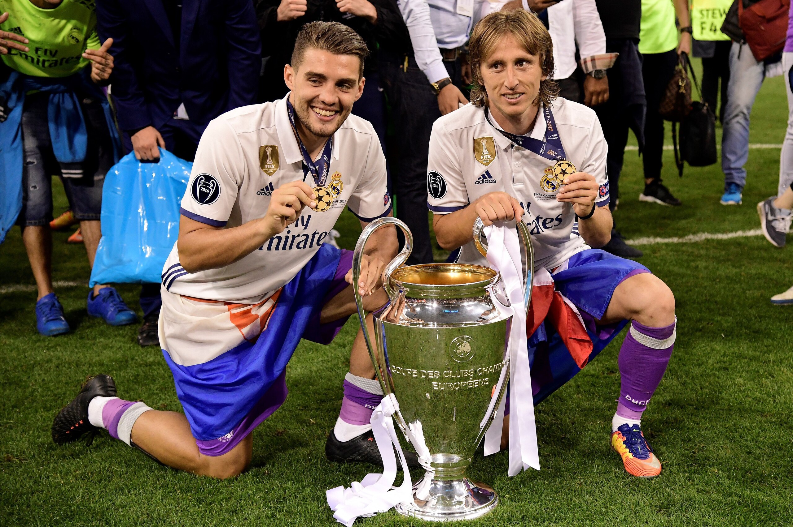 Real Madrid's Croatian midfielder Luka Modric (R) and Real Madrid's Croatian midfielder Mateo Kovacic pose with the trophy after Real Madrid won the UEFA Champions League final football match between Juventus and Real Madrid at The Principality Stadium in