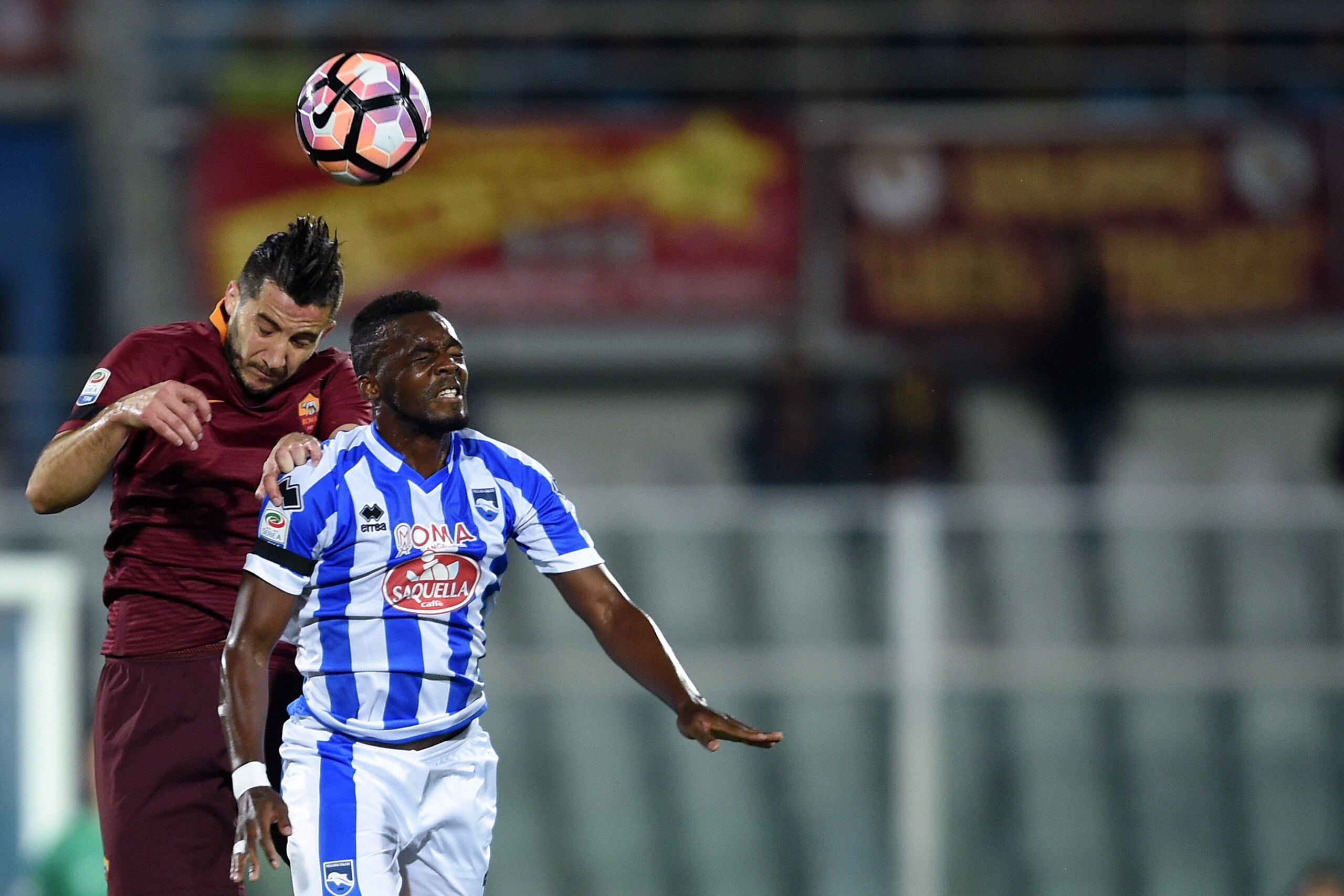 Roma's Greek defender Kostas Manolas (L) vies with Pescara's French forward Jean-Christophe Bahebeck during the Italian Serie A football match between Pascara and Roma on April 24, 2017 at the Adriatico Stadium in Pescara.
/ AFP PHOTO / FILIPPO MONTEFORT Roma's Greek defender Kostas Manolas (L) vies with Pescara's French forward Jean-Christophe Bahebeck during the Italian Serie A football match between Pascara and Roma on April 24, 2017 at the Adriatico Stadium in Pescara.
/ AFP PHOTO / FILIPPO MONTEFORT