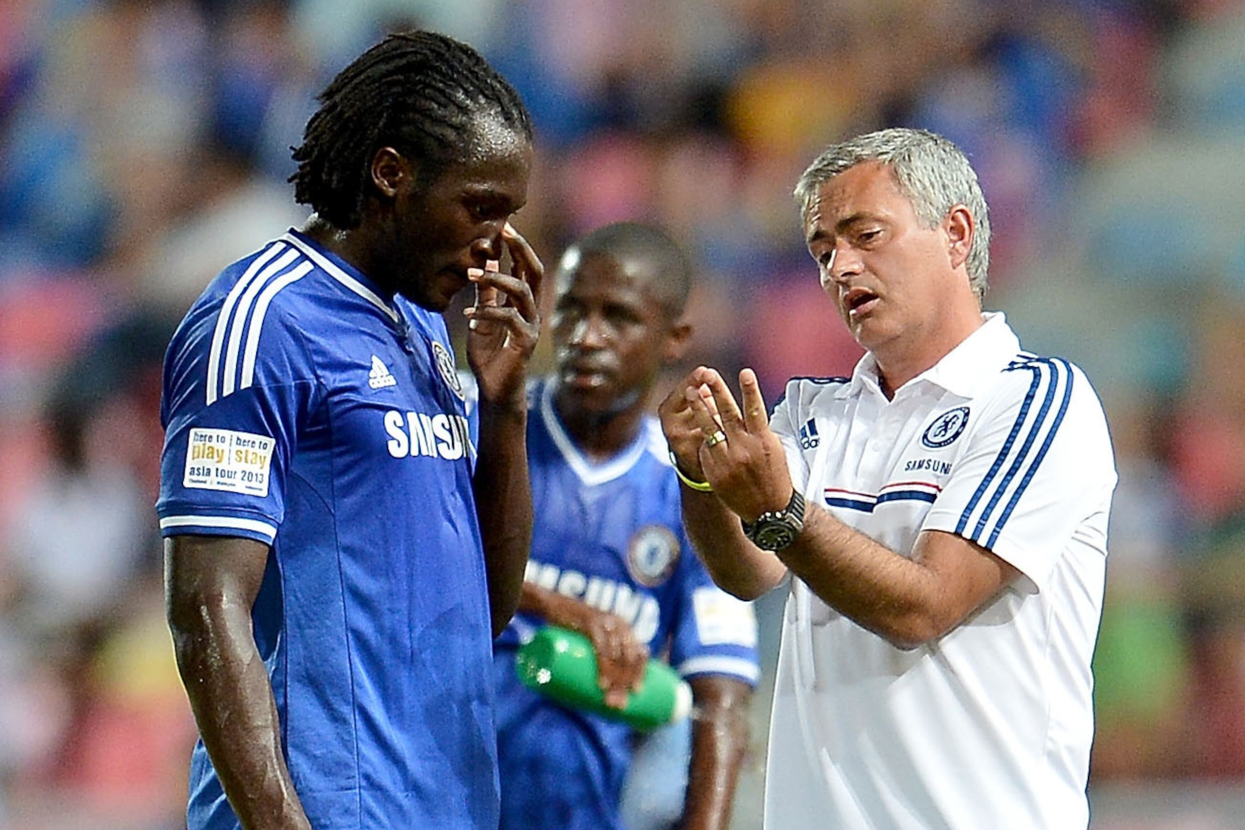 BANGKOK, THAILAND - JULY 17: Manager Jose Mourinho of Chelsea FC talking with Romelu Lukaku during the international friendly match between Chelsea FC and the Singha Thailand All-Star XI on July 17, 2013 in Bangkok, Thailand.  (Photo by Thananuwat Srirasa