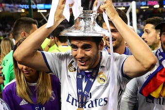 CARDIFF, WALES - JUNE 03: Alvaro Morata of Real Madrid lifts the trophy following the UEFA Champions League Final match between Juventus and Real Madrid at the National Stadium of Wales on June 3, 2017 in Cardiff, Wales. (Photo by Chris Brunskill Ltd/Gett CARDIFF, WALES - JUNE 03: Alvaro Morata of Real Madrid lifts the trophy following the UEFA Champions League Final match between Juventus and Real Madrid at the National Stadium of Wales on June 3, 2017 in Cardiff, Wales. (Photo by Chris Brunskill Ltd/Gett