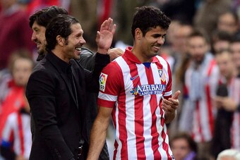 Atletico Madrid's coach Diego Simeone (L) greets Atletico Madrid's Brazilian forward Diego da Silva Costa during the Spanish league football match Club Atletico de Madrid vs Betis at the Vicente Calderon stadium in Madrid on October 27, 2013.   AFP PHOTO/