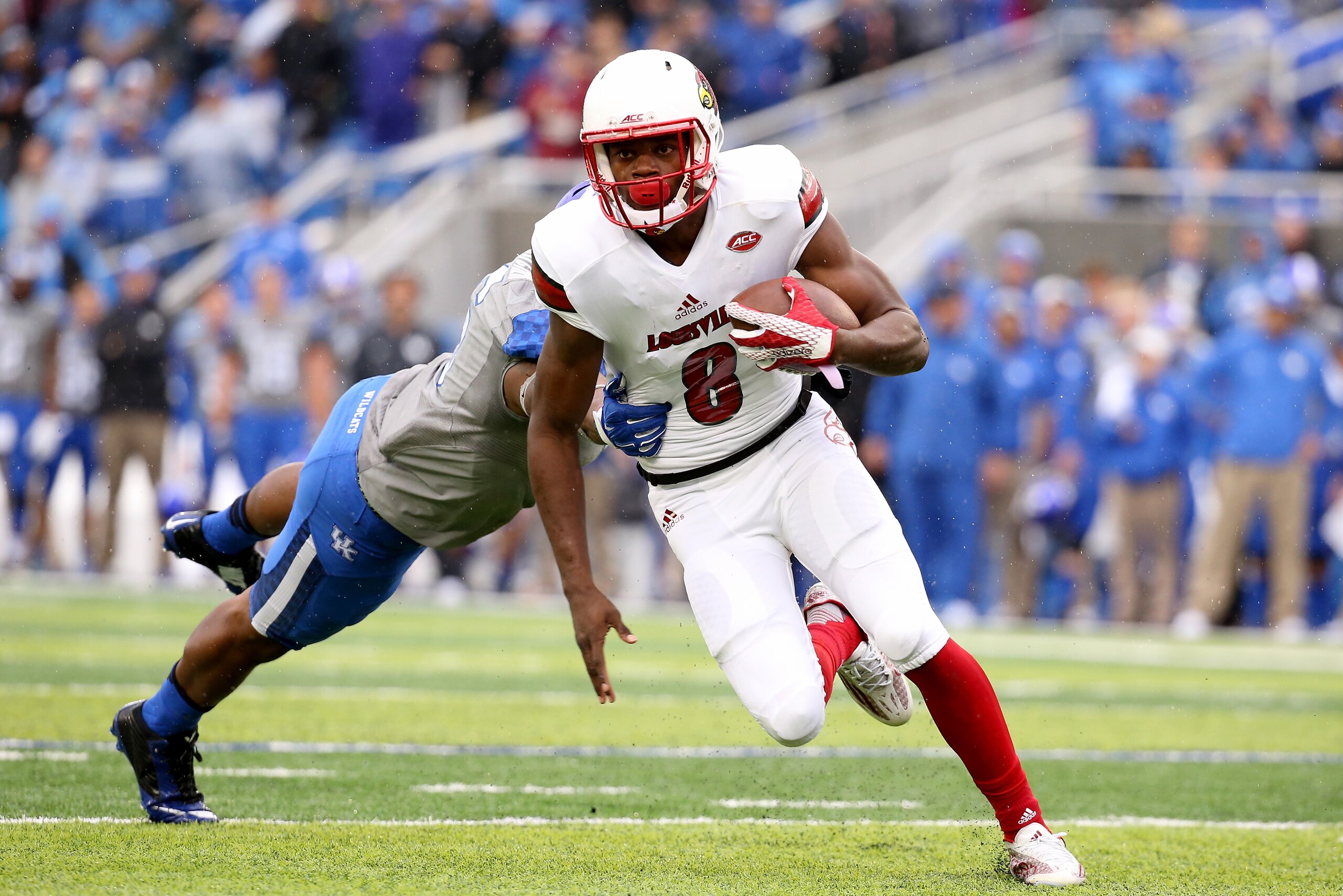 LEXINGTON, KY - NOVEMBER 28:  Lamar Jackson #8 of the Louisville Cardinals runs for a touchdown during the game against the Kentucky Wildcats at Commonwealth Stadium on November 28, 2015 in Lexington, Kentucky.  (Photo by Andy Lyons/Getty Images)