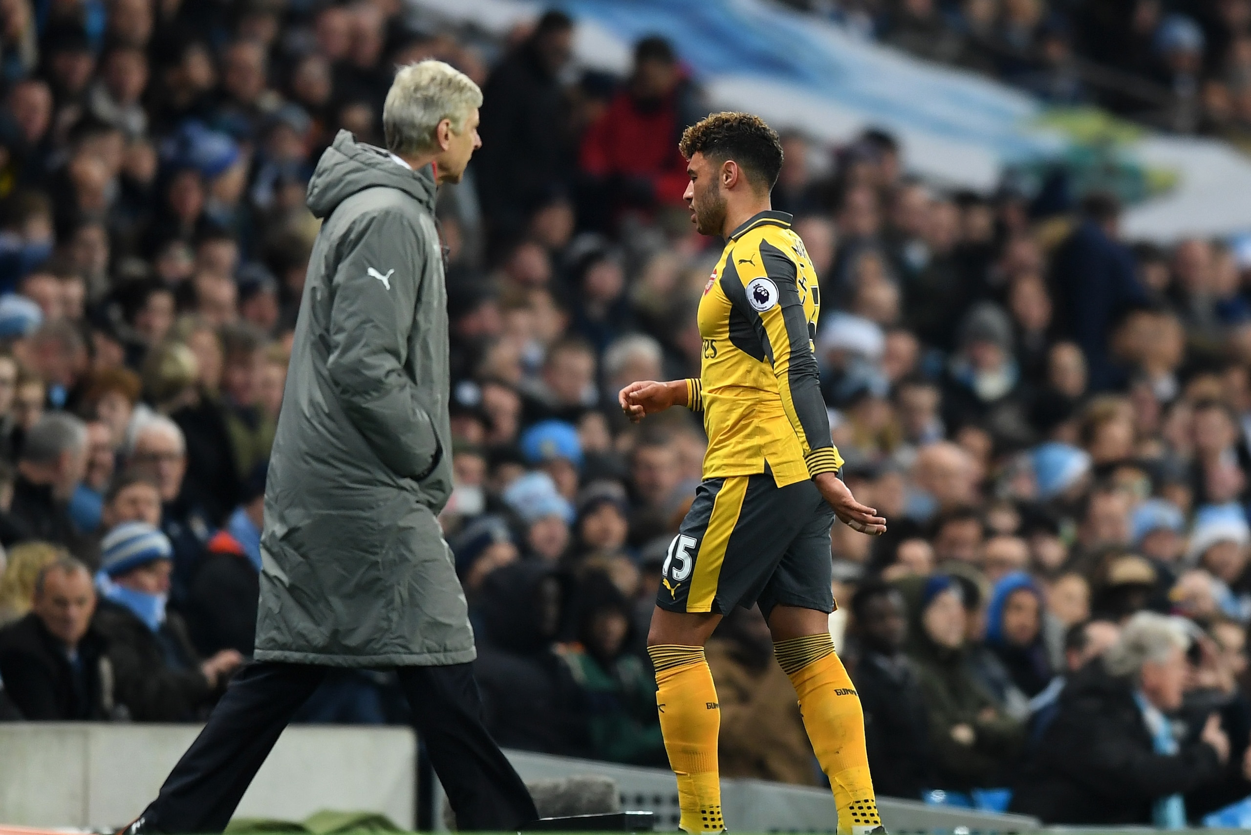 MANCHESTER, ENGLAND - DECEMBER 18: Alex Oxlade-Chamberlain of Arsenal (R) walks past Arsene Wenger, Manager of Arsenal (L) after he is subbed during the Premier League match between Manchester City and Arsenal at the Etihad Stadium on December 18, 2016 in