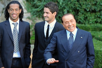 (From L) AC Milan's football team's player Ronaldinho and Pato pose  with Italian Prime Minister Silvio Berlusconi during a family picture during the visit by Brazilian President Luiz Inacio Lula Da Silva (not pictured) on November 11, 2008 at Villa Madam