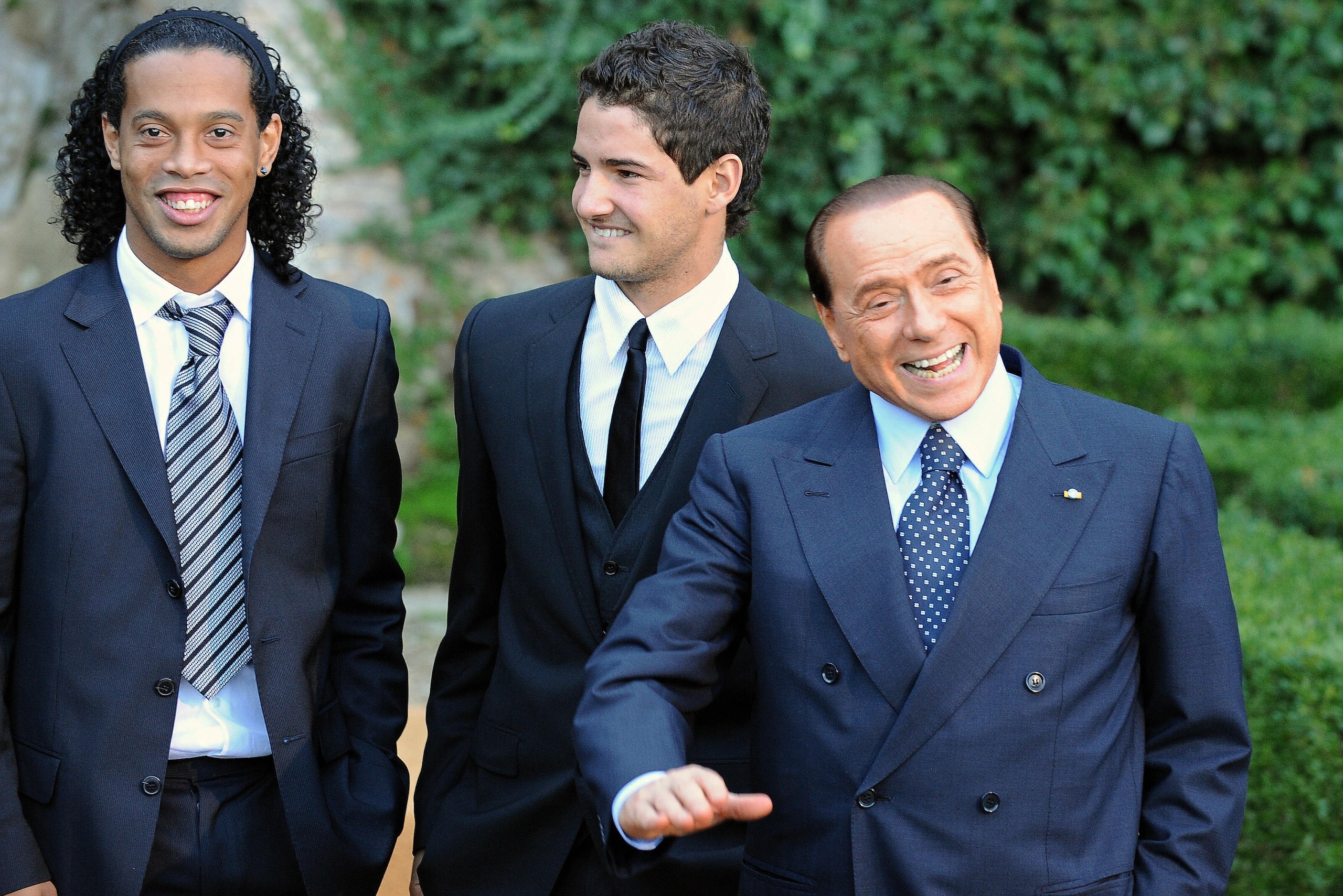 (From L) AC Milan's football team's player Ronaldinho and Pato pose  with Italian Prime Minister Silvio Berlusconi during a family picture during the visit by Brazilian President Luiz Inacio Lula Da Silva (not pictured) on November 11, 2008 at Villa Madam