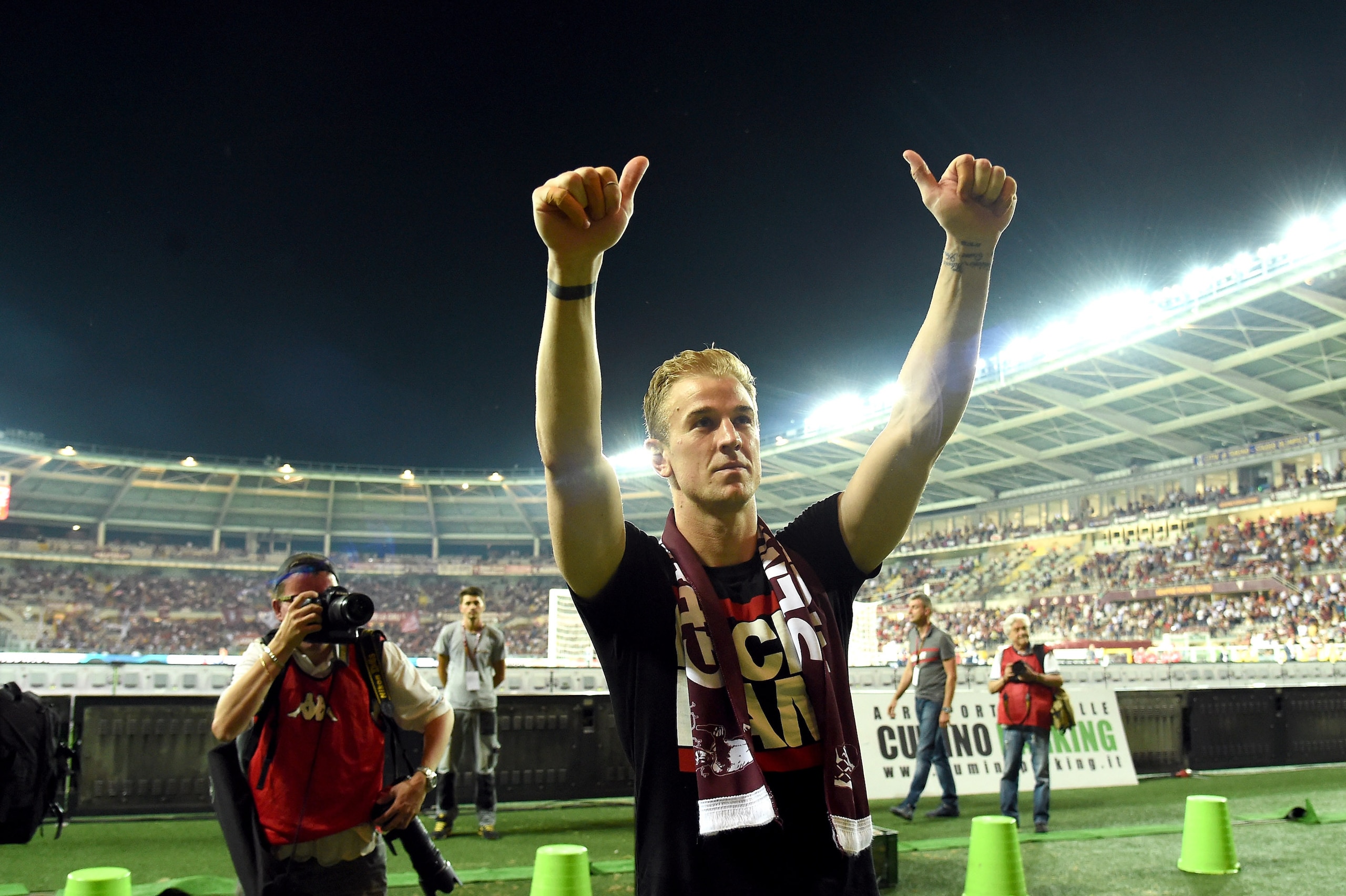TURIN, ITALY - MAY 28:  Goalkeeper of FC Torino Joe Hart celebrates under FC Turin's fans at the end of last Serie A match between FC Torino and US Sassuolo at Stadio Olimpico di Torino on May 28, 2017 in Turin, Italy.  (Photo by Pier Marco Tacca/Getty Im