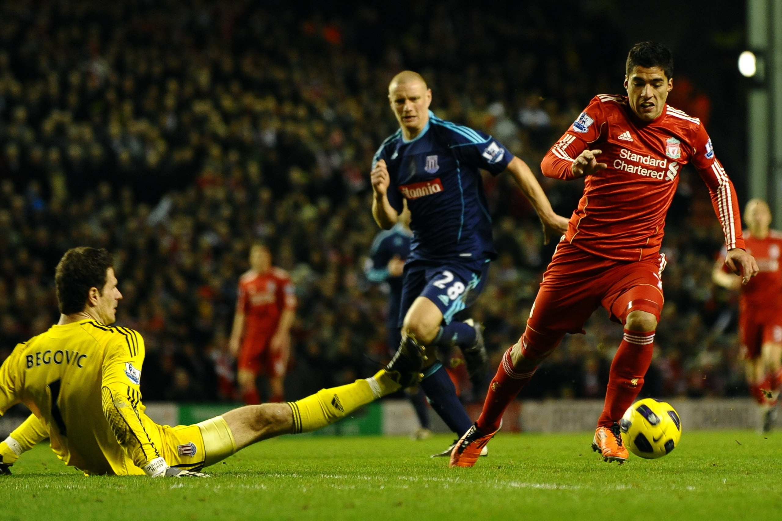 Liverpool's Urugyan forward Luis Suarez  (R) breaks clear to score on his debut during their English Premier League football match against Stoke City at Anfield in Liverpool, north-west England, on February 02, 2011. AFP PHOTO/PAUL ELLIS -  FOR EDITORIAL 