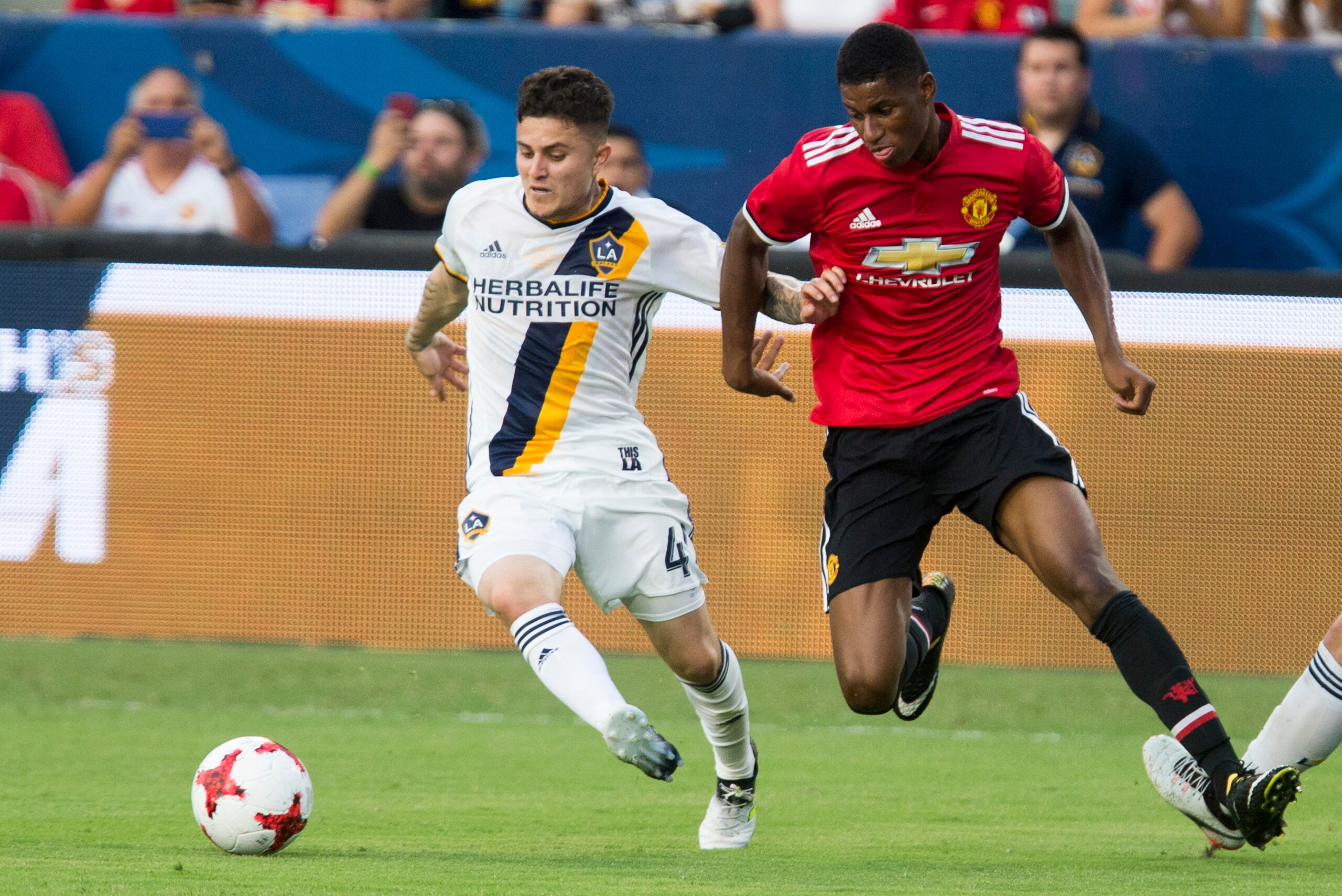 Manchester United Marcus Rashford (R) and Los Angeles Galaxy Raul Mendiola battle for the ball during the second half of a friendly soccer game at StubHub Center on July 15, 2017 in Carson, California.
Manchester United won 5-2. / AFP PHOTO / RINGO CH Manchester United Marcus Rashford (R) and Los Angeles Galaxy Raul Mendiola battle for the ball during the second half of a friendly soccer game at StubHub Center on July 15, 2017 in Carson, California.
Manchester United won 5-2. / AFP PHOTO / RINGO CH