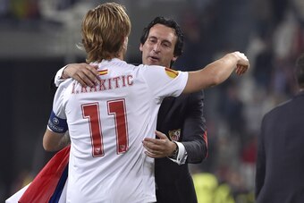 Sevilla's Croatian midfielder Ivan Rakitic (L) and Sevilla's coach Unai Emery celebrate after winning the UEFA Europa league final football match between Benfica and Sevilla on May 14, 2014 at the Juventus stadium in Turin.   
 AFP PHOTO / MARCO BERTORELL