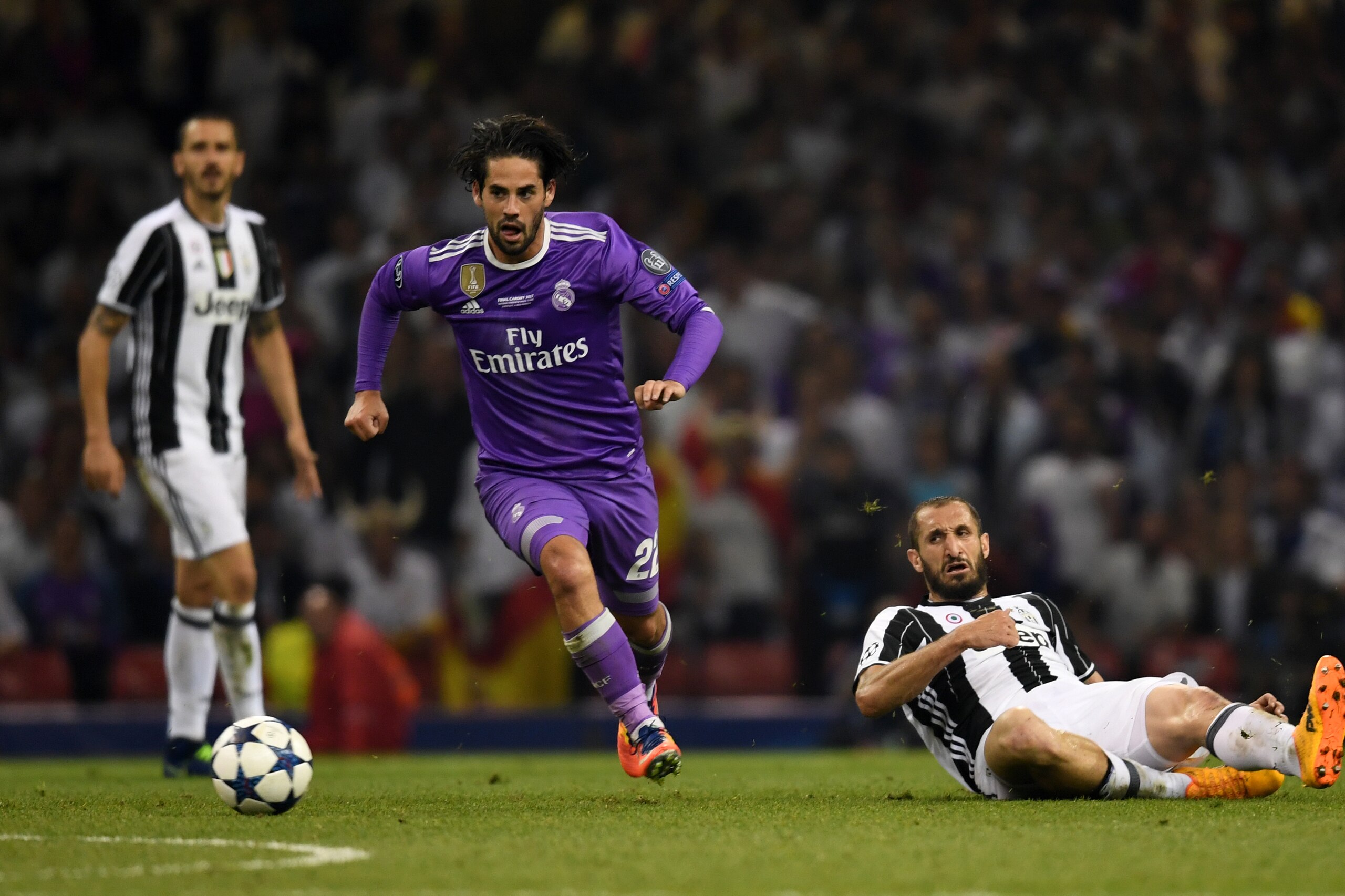 CARDIFF, WALES - JUNE 03: Isco of Real Madrid runs past Giorgio Chiellini of Juventus during the UEFA Champions League final match between Juventus and Real Madrid at National Stadium of Wales on June 3, 2017 in Cardiff, Wales. (Photo by Etsuo Hara/Getty 