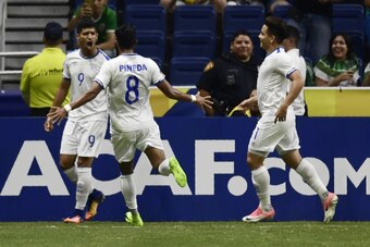El Salvador's forwards Nelson Bonilla (L) celebrates scoring a goal during the Jamaica vs. El Salvador CONCACAF Gold Cup match at the Alamodome on July 16, 2017 in San Antonio, Texas. / AFP PHOTO / Brendan Smialowski        (Photo credit should read BREND