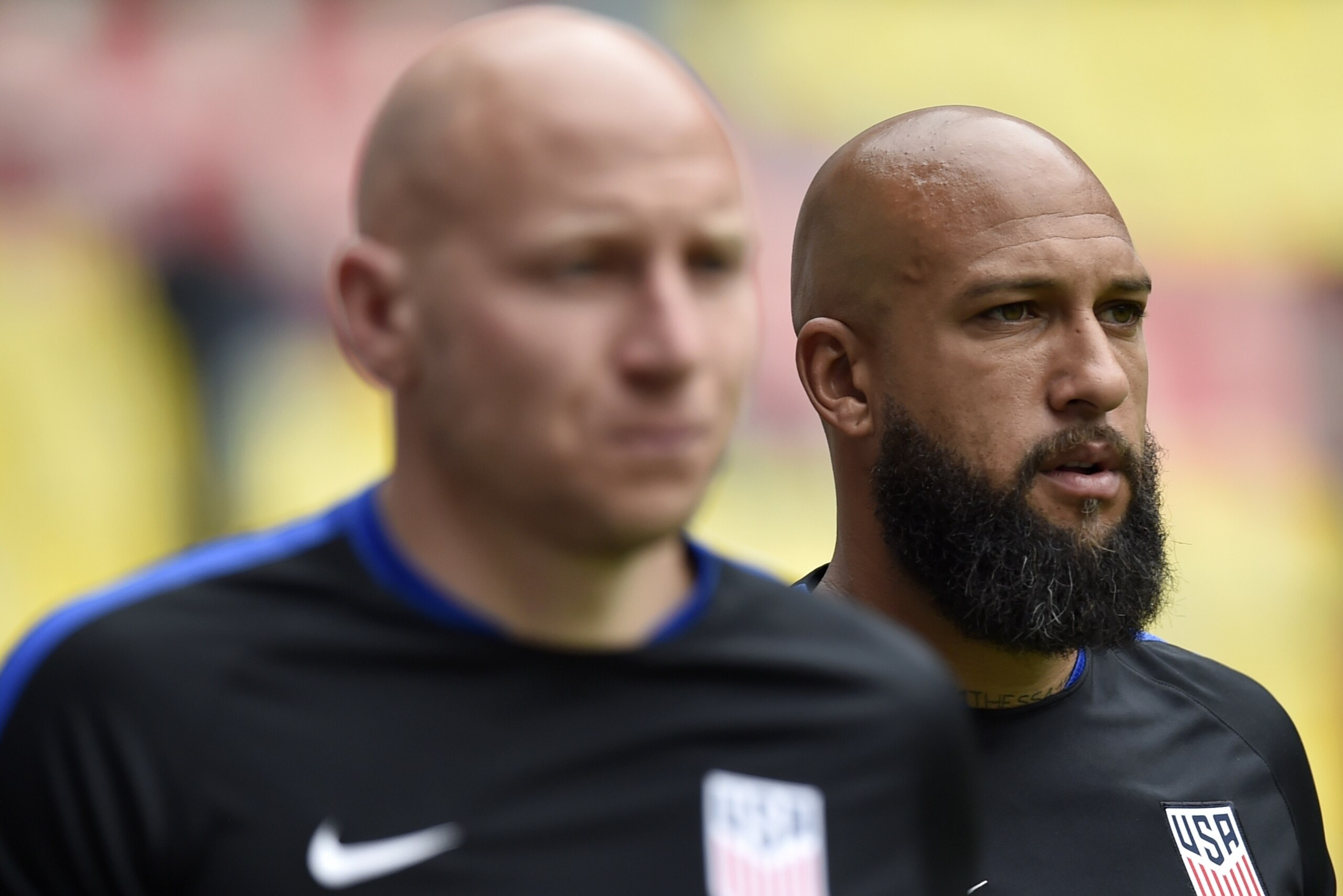 US national football team goalkeepers Brad Guzan (L) and Tim Howard take part in a training session ahead of a World Cup qualifier match against Mexico, at the Azteca stadium in Mexico City on June 10, 2017. / AFP PHOTO / Pedro PARDO        (Photo credit 