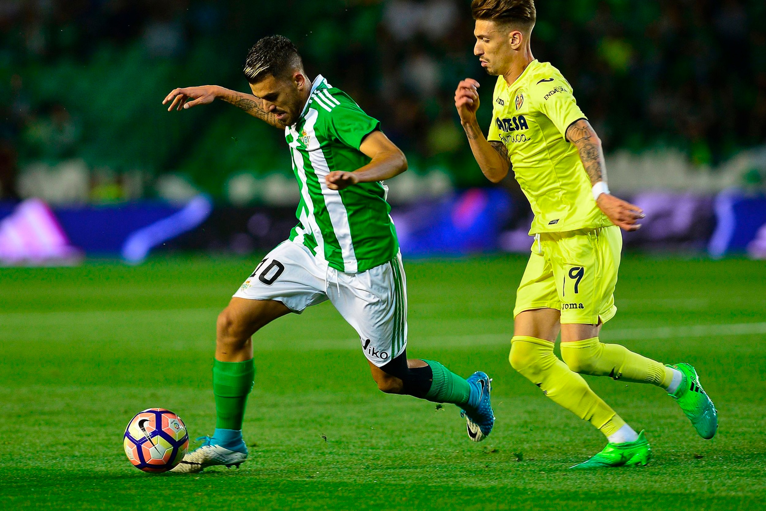 Betis' forward Dani Ceballos (L) controls the ball past Villarreal's midfielder Samuel Castillejo during the Spanish league football match Real Betis vs Villarreal CF at the Benito Villamarin stadium in Sevilla on April 4, 2017. / AFP PHOTO / CRISTINA QUI