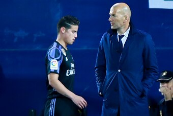 LEGANES, MADRID - APRIL 05: James Rodriguez (L) of Real Madrid CF leaves the pitch behind his coach Zinedine Zidane (R) during the La Liga match between CD Leganes and Real Madrid CF at Estadio Municipal de Butarque on April 5, 2017 in Leganes, Spain.  (P