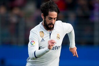 EIBAR, SPAIN - MARCH 04: Isco of Real Madrid controls the ball during the La Liga match between SD Eibar and Real Madrid at Ipurua Municipal Stadium on March 4, 2017 in Eibar, Spain.  (Photo by Juan Manuel Serrano Arce/Getty Images)