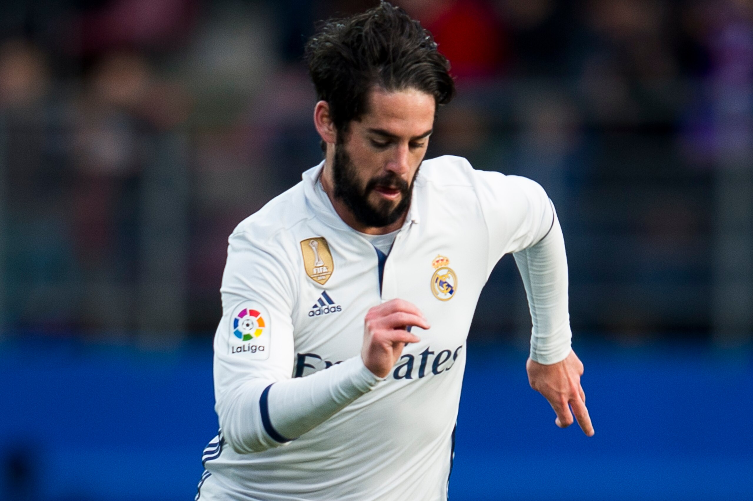 EIBAR, SPAIN - MARCH 04: Isco of Real Madrid controls the ball during the La Liga match between SD Eibar and Real Madrid at Ipurua Municipal Stadium on March 4, 2017 in Eibar, Spain.  (Photo by Juan Manuel Serrano Arce/Getty Images)