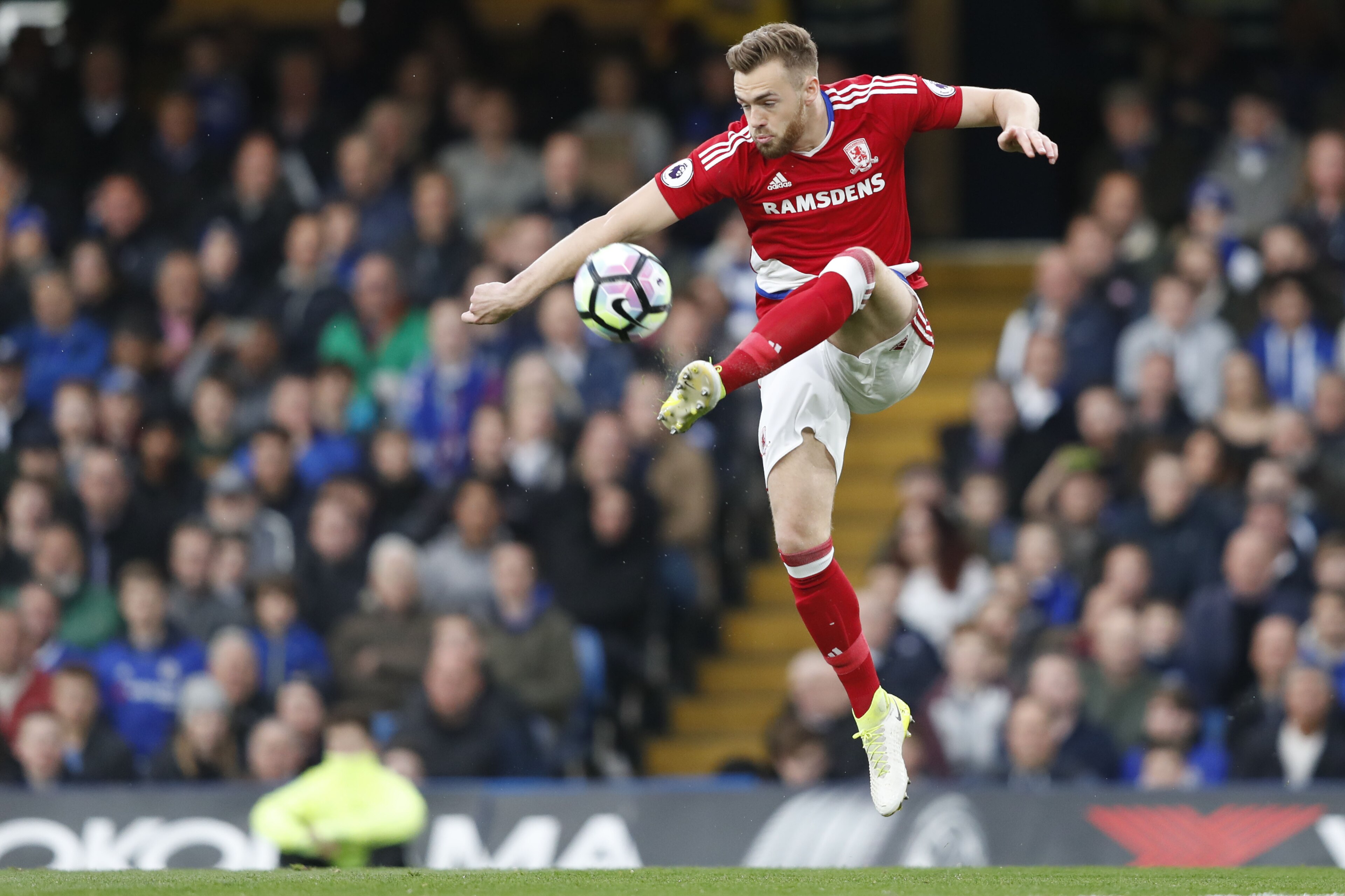 Middlesbrough's English defender Calum Chambers controls the ball during the English Premier League football match between Chelsea and Middlesbrough at Stamford Bridge in London on May 8, 2017. / AFP PHOTO / Adrian DENNIS / RESTRICTED TO EDITORIAL USE. No Middlesbrough's English defender Calum Chambers controls the ball during the English Premier League football match between Chelsea and Middlesbrough at Stamford Bridge in London on May 8, 2017. / AFP PHOTO / Adrian DENNIS / RESTRICTED TO EDITORIAL USE. No