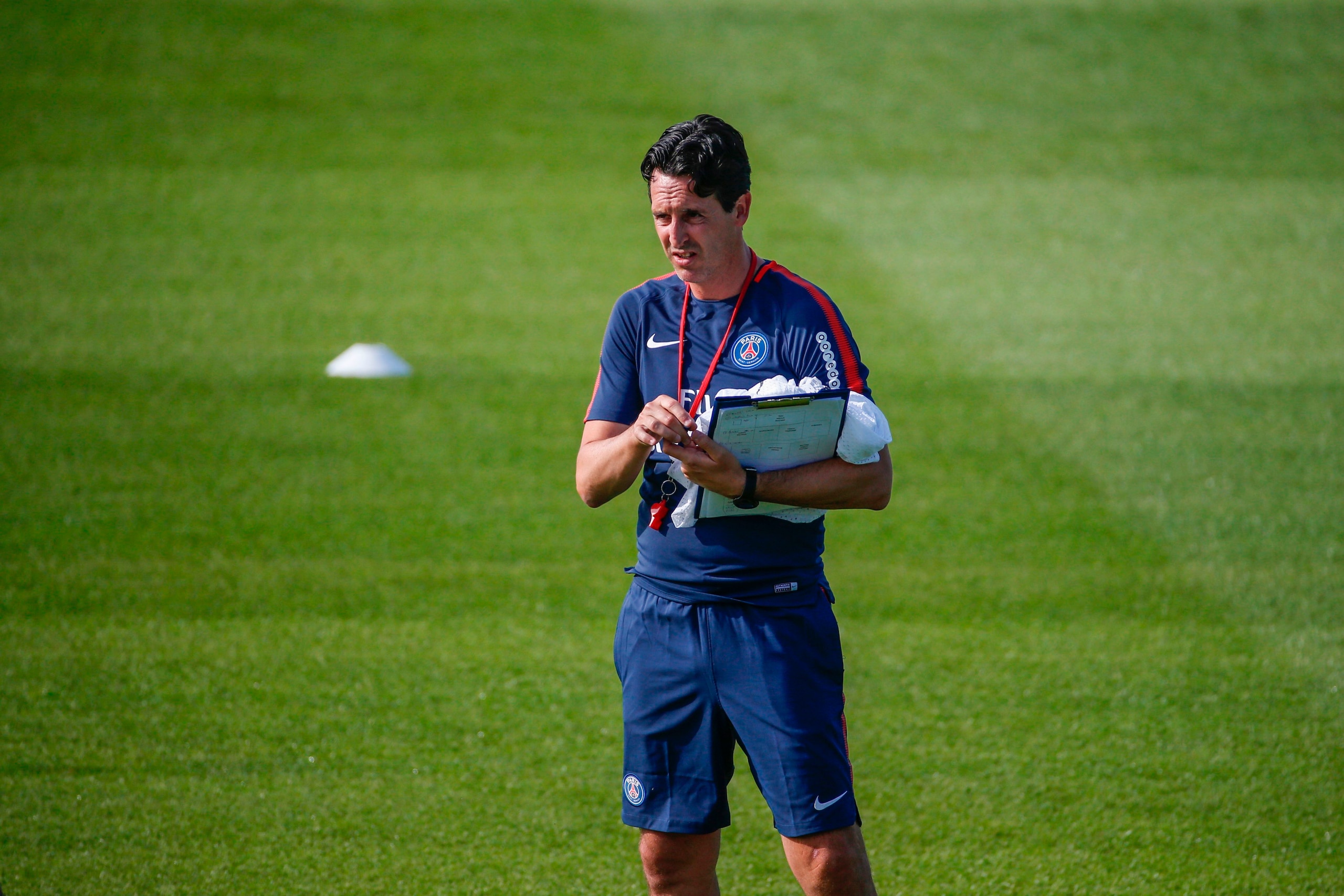 Paris Saint-Germain's (PSG) spanish head coach Unai Emery supervises a training session at the Oredoo training Centre in Saint-Germain-en-Laye on July 4, 2017. / AFP PHOTO / GEOFFROY VAN DER HASSELT        (Photo credit should read GEOFFROY VAN DER HASSEL