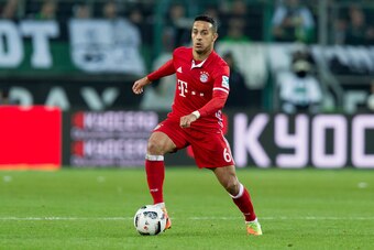 MOENCHENGLADBACH, GERMANY - MARCH 19: Thiago Alcantara of Bayern Muenchen controls the ball during the Bundesliga match between Borussia Moenchengladbach and Bayern Muenchen at Borussia-Park on March 19, 2017 in Moenchengladbach, Germany. (Photo by TF-Ima