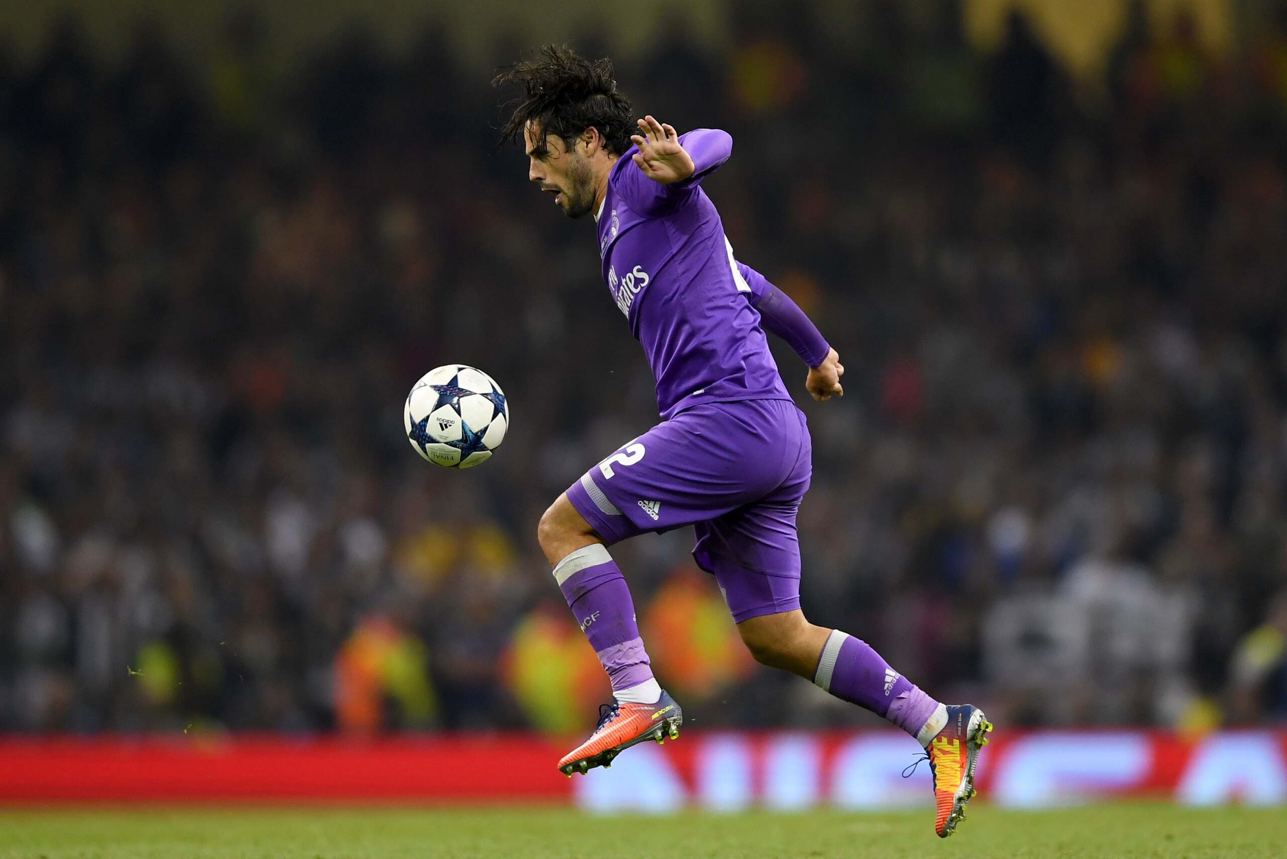 CARDIFF, WALES - JUNE 03: Isco of Real Madrid in action during the UEFA Champions League Final between Juventus and Real Madrid at National Stadium of Wales on June 3, 2017 in Cardiff, Wales.  (Photo by Laurence Griffiths/Getty Images)