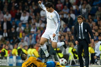 Real Madrid's forward Alvaro Morata (top) vies with Juventus' Chilean midfielder Arturo Erasmo Pardo Vidal (L) near to Juventus' coach Antonio Conte (R) during the UEFA Champions League Group B football match Real Madrid CF vs Juventus at the Santiago Ber
