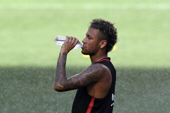 Barcelona's Brazilian forward Neymar drinks water during a training session at the Red Bull Arena in Harrison, New Jersey, on July 21, 2017, a day before their match against Juventus FC.  / AFP PHOTO / Jewel SAMAD        (Photo credit should read JEWEL SA