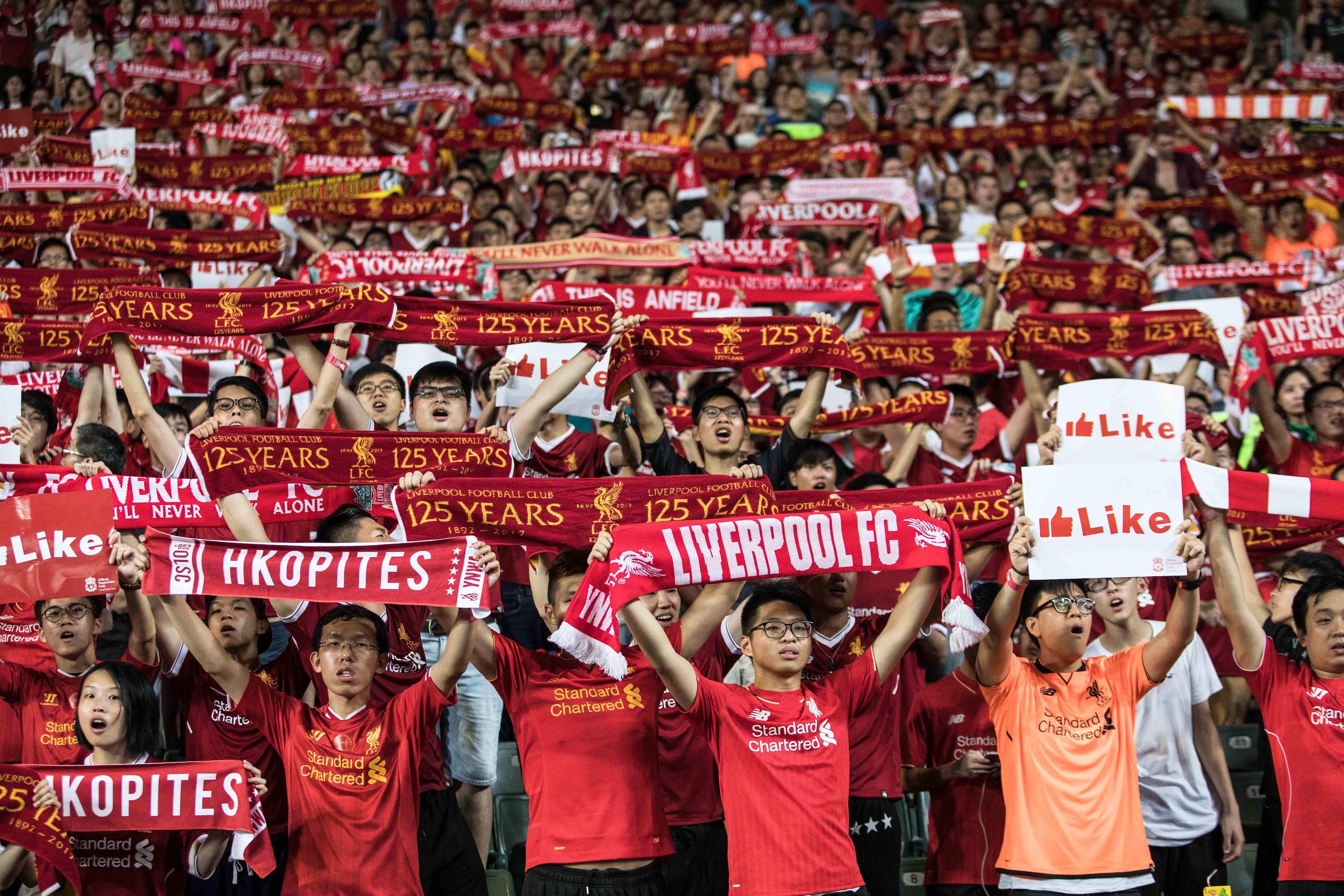 Liverpool's supporters sing during the final of the Premier League Asia Trophy football tournament between Liverpool and Leicester City in Hong Kong on July 22, 2017. / AFP PHOTO / DALE DE LA REY / RESTRICTED TO EDITORIAL USE. No use with unauthorised aud