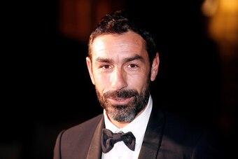 Former French football player Robert Pires arrives the British Embassy in Paris to attend a diner during the visit of Britain's Prince, the Duke of Cambridge, and his wife, the Duchess of Cambridge, on March 17, 2017.  / AFP PHOTO / GEOFFROY VAN DER HASSE