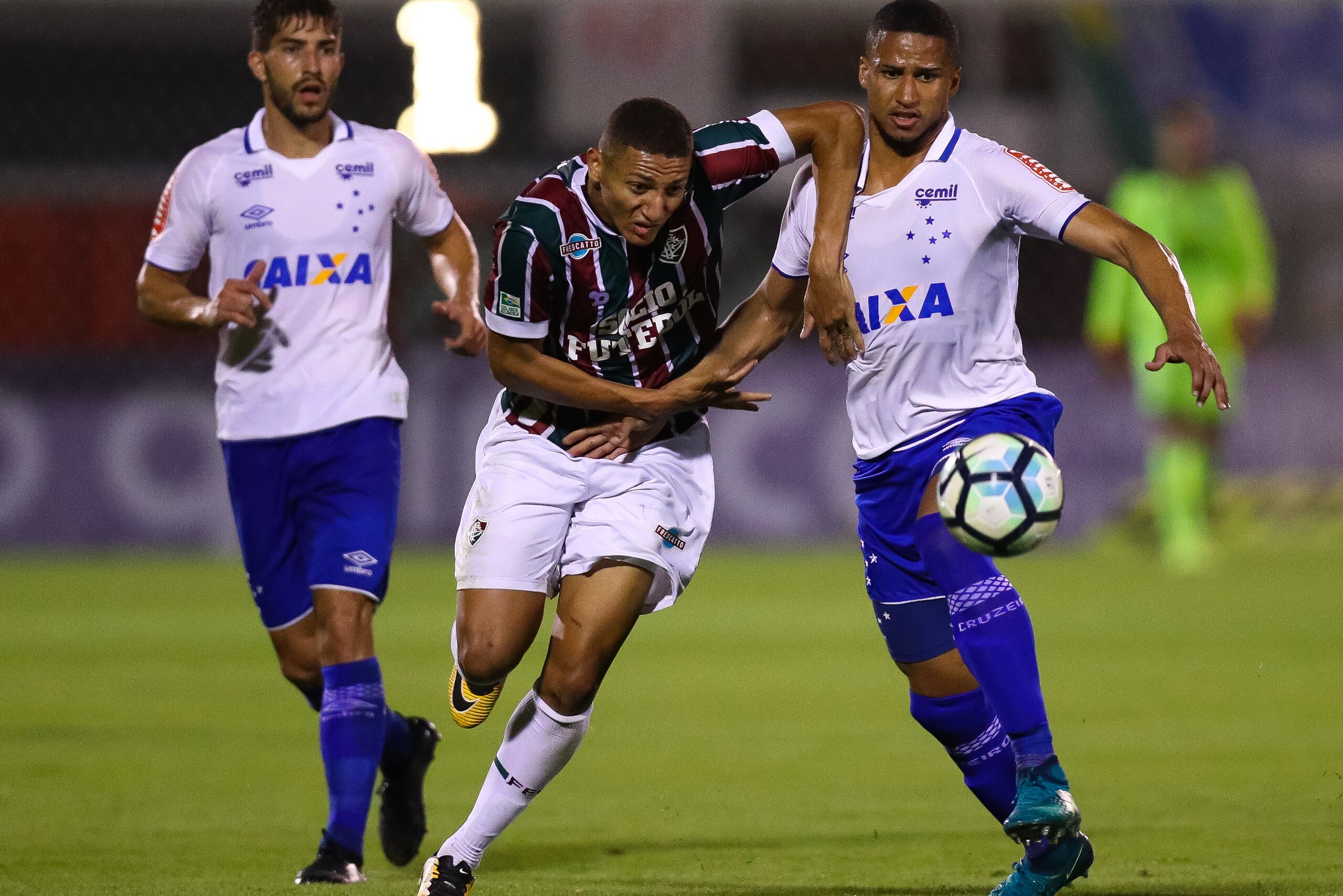 RIO DE JANEIRO, BRAZIL - JULY 20: Richarlison (C) of Fluminense struggles for the ball with Murilo Cerqueira (R) of Cruzeiro during a match between Fluminense and Cruzeiro as part of Brasileirao Series A 2017 at Giulite Coutinho Stadium on July 20, 2017 i RIO DE JANEIRO, BRAZIL - JULY 20: Richarlison (C) of Fluminense struggles for the ball with Murilo Cerqueira (R) of Cruzeiro during a match between Fluminense and Cruzeiro as part of Brasileirao Series A 2017 at Giulite Coutinho Stadium on July 20, 2017 i