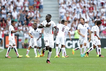 Nice's French defender Malang Sarr (C) celebrates after scoring a goal during the French L1 football match Nice versus Rennes on August 14, 2016, at the Allianz Riviera stadium in Nice, southeastern France.  / AFP / JEAN CHRISTOPHE MAGNENET        (Photo 