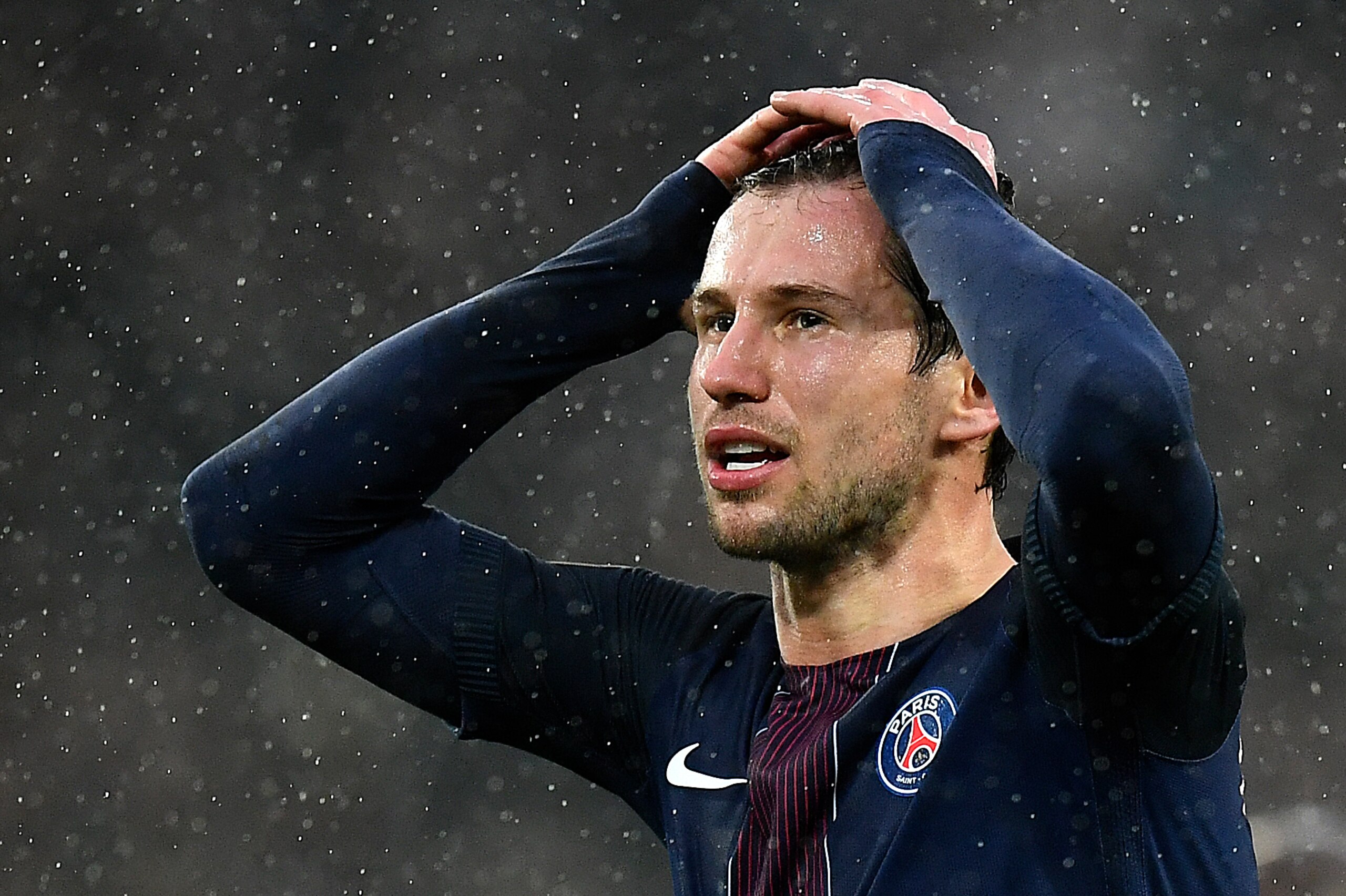 Paris Saint-Germain's polish defender Grzegorz Krychowiak reacts after missing a shot  during the French L1 football match between Paris Saint-Germain and Nancy at the Parc des Princes stadium, in Paris on March 4, 2017. / AFP PHOTO / FRANCK FIFE        (